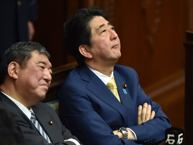 2015년 7월 아베 신조 일본 총리(오른쪽)와 이시바 시게루 당시 지방창생담당상이 국회에서 야당 의원의 연설을 듣고 있다. 이시바 전 자민당 간사장과 아베 총리는 다음달 20일로 예정된 자민당 총재 선거에 출마하겠다고 공식적으로 밝혔다. / (AFP)연합뉴스