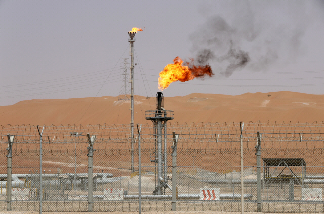 사우디아라비아 루브을 칼리 사막지대에 위치한 아람코의 샤이바 유전시설에서 화염을 내뿜고 있다. /사우디아라비아=로이터연합뉴스