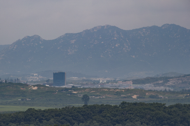 14일 경기도 파주시 서부전선 비무장지대(DMZ)가 시작하는 곳에서 개성공단 일대와 송악산이 보이고 있다. /연합뉴스