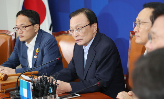 더불어민주당 이해찬(가운데) 신임 당 대표가 27일 오전 국회에서 열린 최고위윈회의에서 발언하고 있다. /연합뉴스