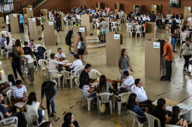 콜롬비아 국민들이 26일(현지시간) 의원 급여 삭감 등에 대한 찬반을 묻는 국민투표에 참여하고 있다. /메델린=AFP연합뉴스