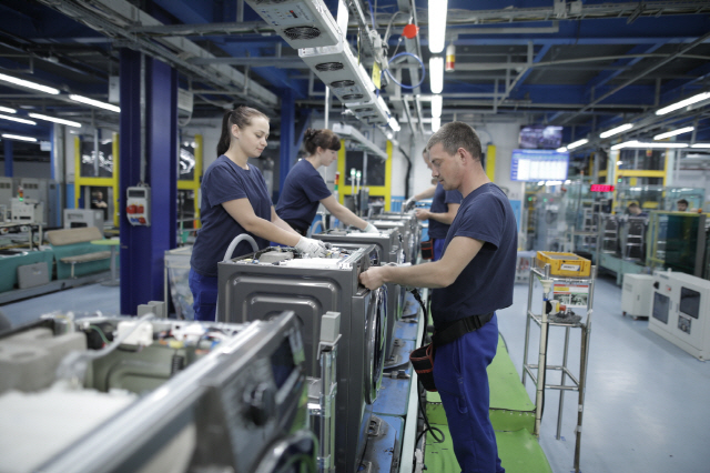 삼성전자의 유럽향 세탁기와 냉장고 등을 생산하는 삼성전자 폴란드 공장에서 직원들이 제품을 조립하고 있다. 삼성전자는 동유럽 최대 가전 시장인 폴란드에서 프리미엄 세탁기 시장점유율이 지난 2·4분기 60%를 넘어섰고 냉장고 시장에서도 30% 이상을 점유하며 1위를 기록 중이라고 27일 밝혔다./사진제공=삼성전자