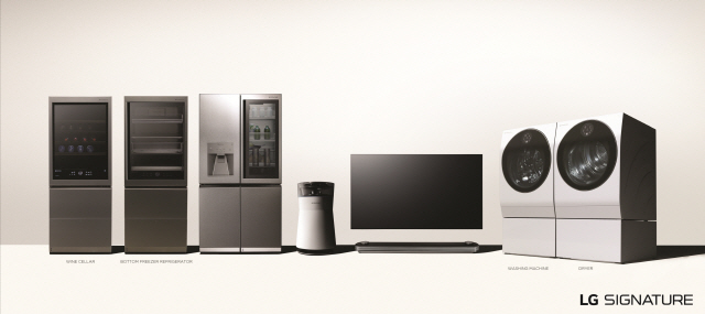 LG전자의 초프리미엄 가전인  ‘LG 시그니처’ 전 제품 이미지. 왼쪽부터 와인셀러, 상냉장 하냉동 냉장고, 냉장고, 공기청정기, 올레드 TV, 세탁기, 건조기. /사진제공=LG전자