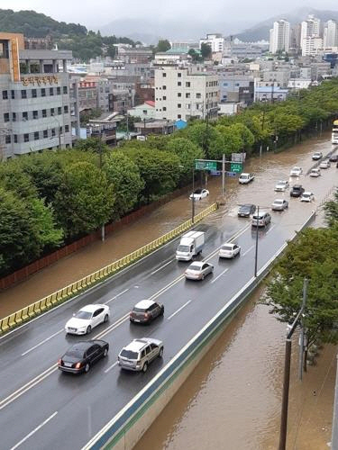 광주 백운광장 일대가 폭우에 잠긴 모습 / 사진=연합뉴스