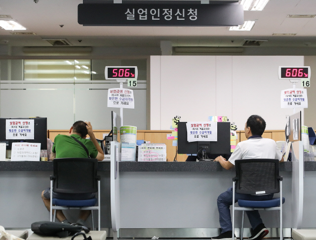 27일 오전 서울의 한 고용·복지센터 실업인정신청 창구에 중년 구직자들이 실업급여를 신청하고 있다. /연합뉴스