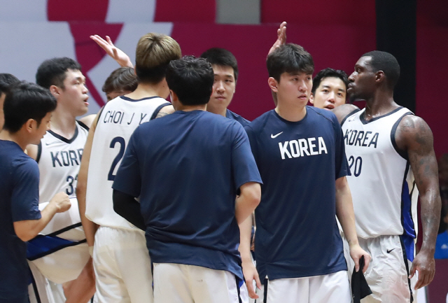 한국 농구대표팀 센터 리카르도 라틀리프(오른쪽)가 27일 아시안게임 8강 필리핀전을 승리로 이끈 뒤 이승현과 하이파이브를 하고 있다. /연합뉴스