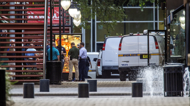 JACKSONVILLE, FL - AUGUST 26: Jacksonville Sheriff‘s officers investigate the shooting at Jacksonville Landing on August 26, 2018 in Jacksonville, Florida. A shooting rampage during a Madden 19 video game tournament at the site claimed four lives, with several others wounded, according to published reports.   Mark Wallheiser/Getty Images/AFP  == FOR NEWSPAPERS, INTERNET, TELCOS & TELEVISION USE ONLY ==      <저작권자(c) 연합뉴스, 무단 전재-재배포 금지>