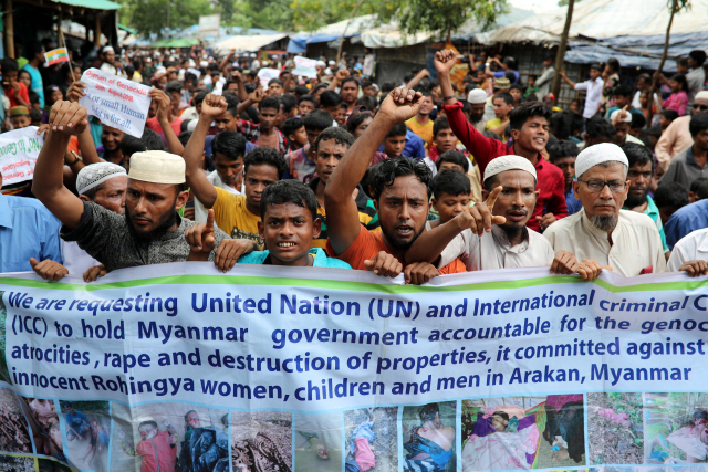 로힝야족 난민들이 25일(현지시간) 방글라데시 콕스바자르의 쿠투팔롱 난민촌에 모여 1년 전 미얀마군이 반군 토벌을 빌미로 자행한 잔혹 행위에 대한 진상 규명을 촉구하며 대규모 시위를 벌이고 있다./방글라데시=로이터연합뉴스