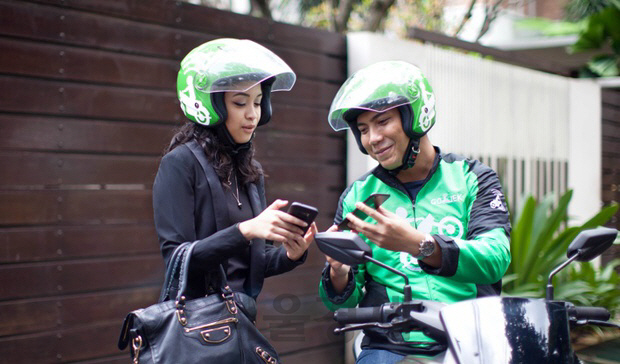 인도네시아 오토바이 공유서비스업체인 고잭의 성공은 TKLM의 안정적인 모바일 통신이 밑바탕이 됐다. 인도네시아 현지인이 휴대폰으로 고잭 서비스를 이용하고 있다./고잭 홈페이지