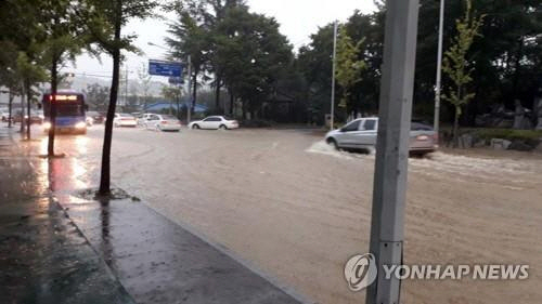 28일 오전부터 대전과 충남지역에 많은 비가 내리면서 대전 유성구 전민동 일대 도로가 빗물에 잠겨 있다 / 사진=연합뉴스