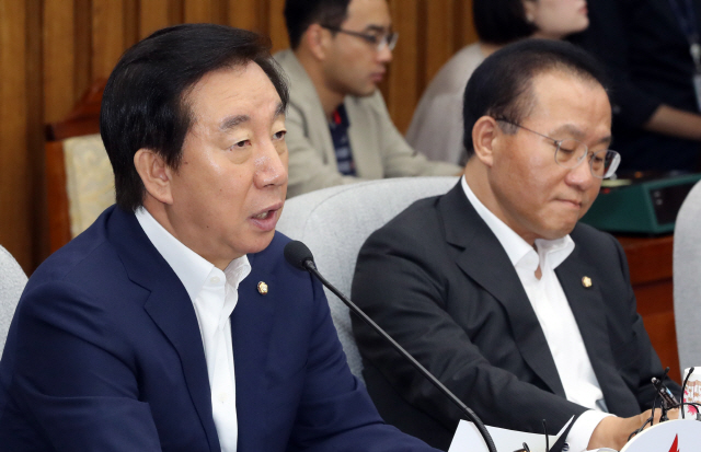 한국당 “文정부, 남북대화 분위기로 경제실정 덮으려 해”