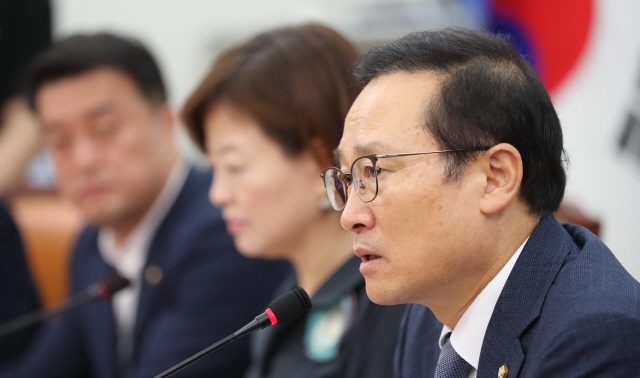 홍영표 '집값 과열 진정안되면..더 강한 규제 적극 검토'