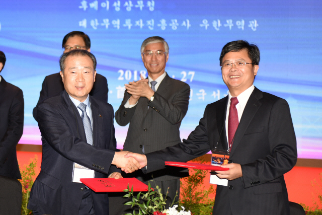 27일 열린 한·중 후베이성 경제협력 설명회에서 화승알앤에이와 중국 후베이성 경산시가 전략적 MOU를 체결하고 기념 촬영을 하고 있다./사진제공=화승알앤에이