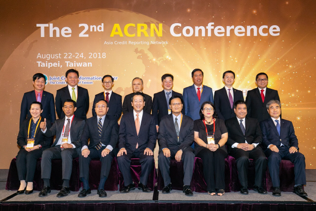지난 22일부터 24일까지 대만에서 개최된 아시아신용정보협의기구(ACRN) 콘퍼런스에서 민성기(앞줄 오른쪽) 한국신용정보원장이 기념촬영을 하고 있다./사진제공=신용정보원