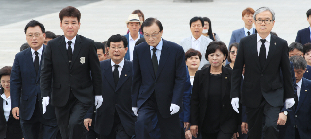 28일 오전 더불어민주당 이해찬 신임 당대표가 서울 강북구 국립 4.19 민주묘지에서 참배하고 있다. /연합뉴스