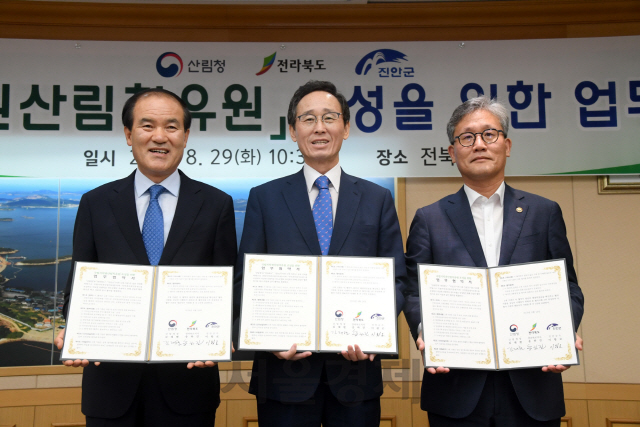 김재현(사진 오른쪽 첫번째) 산림청장과 송하진(〃두번째) 전북도지사, 이항로(〃세번째) 진안군수가 국립지덕권 산림치유원 조성을 위한 업무협약을 체결하고 있다. 사진제공=산림청