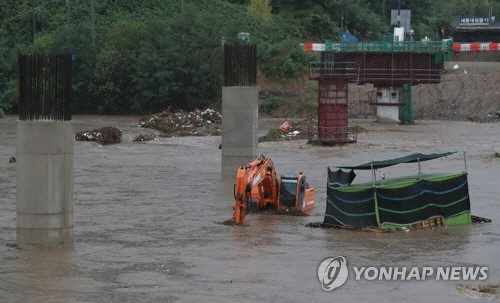 대전 침수 여파 세종시까지, 도로 잠기고 1m 포트홀까지