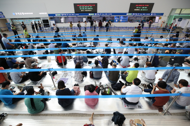 추석 열차승차권 예매일인 28일 오전 서울역에서 고향으로 가는 승차권을 구매하려는 시민들이 줄을 서고 있다./연합뉴스