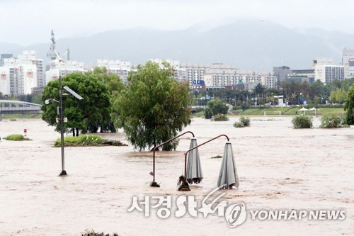 홍수주의보가 내려진 대전 갑천에 28일 오전 많은 물이 흐르고 있다. / 사진=연합뉴스