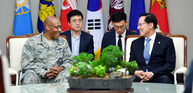 송영무 국방장관이 28일 용산 국방부 청사에서 방한중인 찰스 브라운 미 태평양 공군 사령관의 예방을 받고 환담하고 있다.