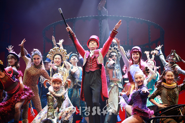 배우 유준상이 뮤지컬 ‘바넘: 위대한 쇼맨’ 프레스콜에 참석해 장면 시연을 선보이고 있다.