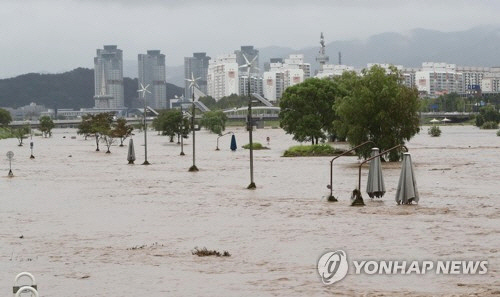 밤새 많은 비가 내리면서 수위가 높아져 홍수주의보가 내려진 대전 갑천 수변공원이 28일 오전 불어난 물에 잠겨 있다. / 사진=연합뉴스