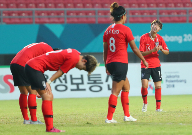 여자축구 대표팀 선수들이 28일 일본과의 준결승전에서 1대2로 패한 뒤 아쉬워하고 있다. /팔렘방=연합뉴스