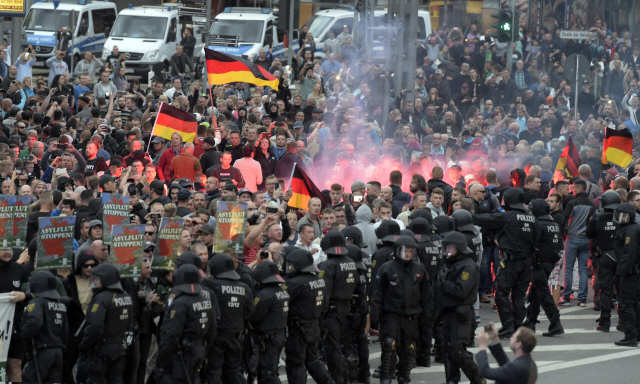 지난 27일(현지시간) 독일 동부 지역 작센 주의 켐니츠에서 극우주의자들이 시위를 벌이고 있다./켐니츠=AP연합뉴스