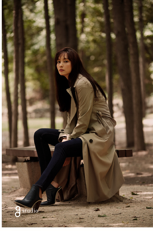 이나영이 ‘지스튜디오’의 가을 신상품 트렌치를 입고 화보 촬영을 진행하고 있다. 사진=CJ ENM