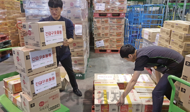 BGF로지스 김포센터 직원들이 29일 서울 은평구에 지원할 긴급구호물품을 나르고 있다. /사진제공=BGF리테일
