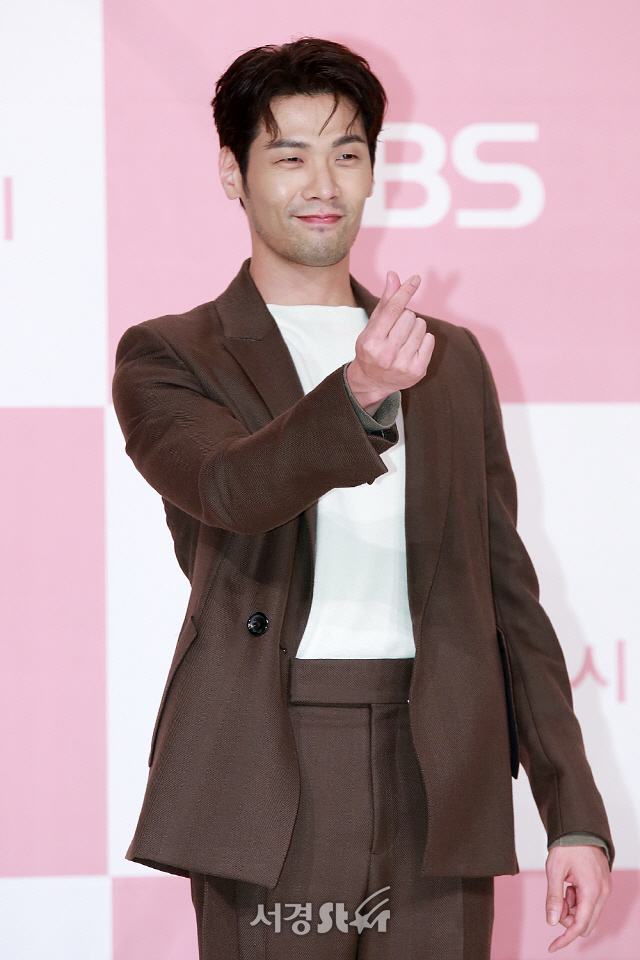 배우 최다니엘이 KBS 새 수목드라마 ‘오늘의 탐정’ 제작발표회에 참석해 포토타임을 갖고 있다.