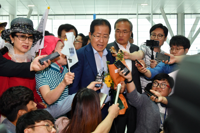 홍준표 전 자유한국당 대표가 11일 오후 인천국제공항을 통해 미국으로 출국 전 취재진의 질문에 답변하고 있다. /서울경제