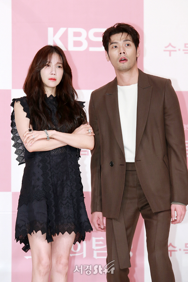 배우 이지아와 최다니엘이 KBS 새 수목드라마 ‘오늘의 탐정’ 제작발표회에 참석해 포토타임을 갖고 있다.
