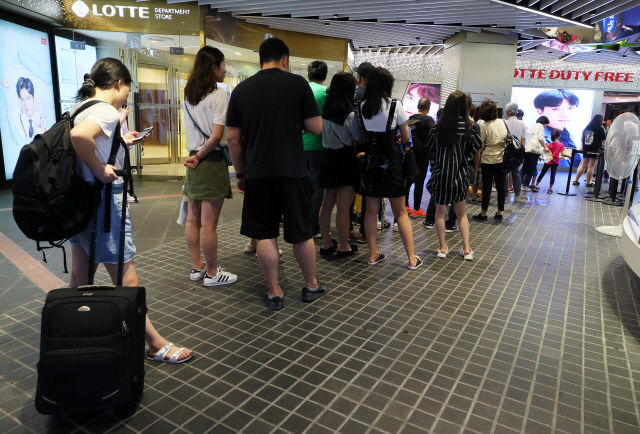 지난 24일 서울 중구 롯데면세점 앞에서 중국인들과 외국인들이 입장을 기다리고 있다./연합뉴스