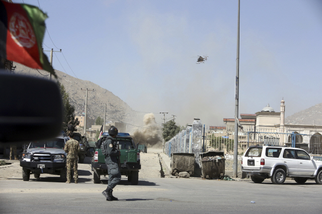 지난 21일(현지시간) 아프가니스탄 수도 카불에서 군용헬기 ‘MD 530F’가 테러 용의자들이 은신한 주택을 공습하고 있다.   /카불=AP연합뉴스