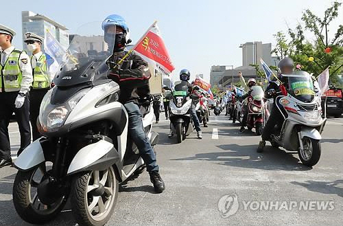 지난 5월 노동기본권 요구하는 퀵서비스 기사들/연합뉴스 자료사진