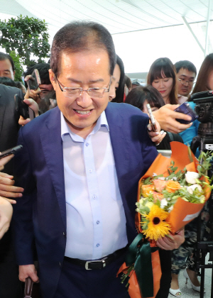 홍준표 전 자유한국당 대표가 휴식을 위해 지난달 11일 인천국제공항을 통해 미국으로 출국하고 있다./영종도=연합뉴스