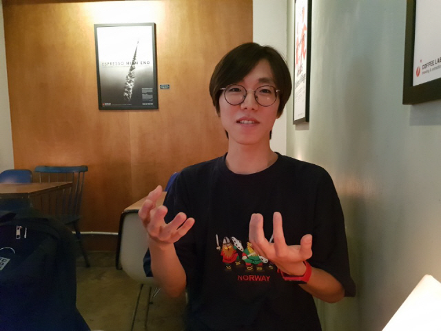 지난 6월 병역거부를 선언한 프리랜서 사진가 김민씨가 서울 마포구 한 카페에서 인터뷰를 하고 있다./오지현기자
