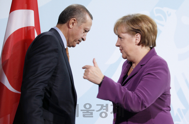 레제프 타이이프 에르도안(왼쪽) 터키 대통령과 앙겔라 메르켈 독일 총리 /블룸버그