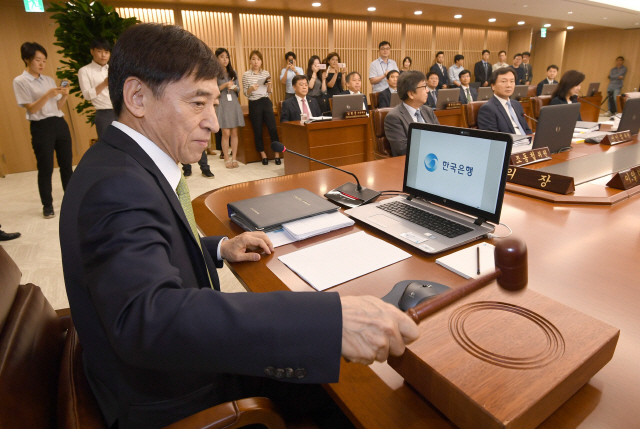 이주열 한국은행 총재가 지난달 12일 서울 중구의 한은에서 열린 금융통화위원회를 개의하고 있다. 지난 7월에 이어 8월도 금리가 동결될 가능성이 크지만 미국의 금리 인상에 대응하기 위해 올려야 한다는 소수의견도 있어 금통위의 결정에 귀추가 주목된다.  /서울경제DB