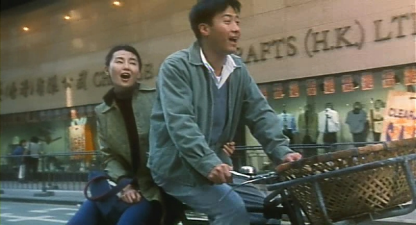 영화 ‘첨밀밀’에서 리밍과 장만위가 자전거를 타고 캔턴로드를 달리고 있다.