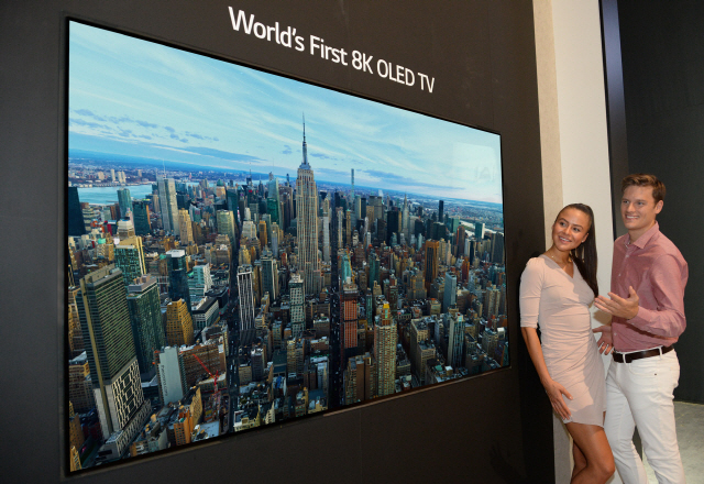 LG전자 모델들이 31일 독일 베를린 가전박람회(IFA 2018)에서 공개될 ‘8K 올레드 TV’를 살펴보고 있다. LG전자는 삼성전자의 8K 퀀텀닷발광다이오드(QLED) TV 공개에 맞서 세계 최초로 유기발광다이오드(OLED) 기술 기반의 8K TV를 선보일 예정이다./사진제공=LG전자
