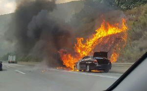 지난 20일 경북 문경시 불정동 중부내륙고속도로를 달리던 BMW 차량에 화재가 발생해 불길이 치솟고 있다./연합뉴스