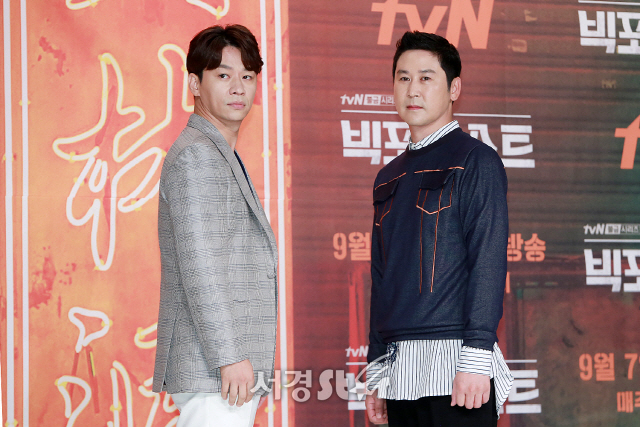 정상훈과 신동엽이 tvN 불금시리즈 ‘빅 포레스트’ 제작발표회에 참석해 포토타임을 갖고 있다.