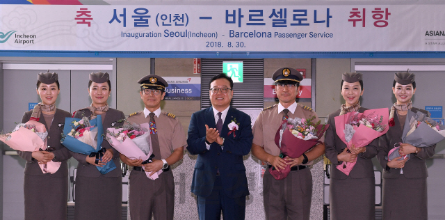 30일 인천국제공항 1터미널에서 열린 아시아나항공 인천-바르셀로나 취항식에 참석한 문명영(중앙)여객본부장등 운항승무원들이 첫취항을 기념하며 기념촬영을 하고 있다. 아시아나항공의 인천~바르셀로나 노선은 300석 규모의 B777-200 항공기가 투입된다. 인천에서 오후 12시45분 출발해 바르셀로나에 오후 6시55분 도착하며, 바르셀로나에서 오후 9시10분 출발해 인천에 다음날 오후 5시5분 도착하는 일정이다. /영종도=이호재기자.