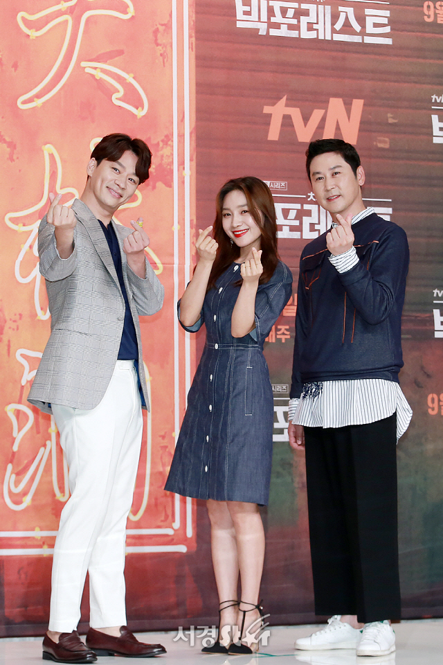 정상훈, 최희서, 신동엽이 tvN 불금시리즈 ‘빅 포레스트’ 제작발표회에 참석해 포토타임을 갖고 있다.