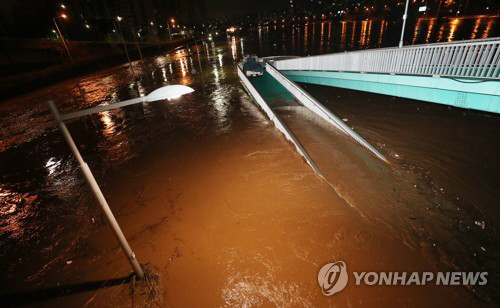 서울 곳곳 폭우 침수 피해 속출…담장 무너지고 차량 고립