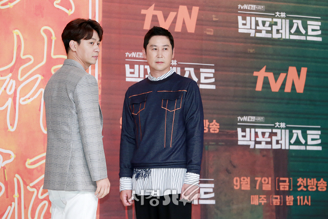 정상훈, 신동엽이 tvN 불금시리즈 ‘빅 포레스트’ 제작발표회에 참석해 포토타임을 갖고 있다.