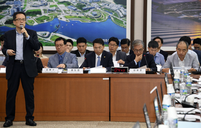 지난 28일 김효준 BMW코리아 대표이사 회장이 여의도 국회에서 열린 국토교통위원회 전체회의 BMW차량 화재관련 공청회에서 피해자 모임 변호사의 발언을 듣고 있다. /서울경제