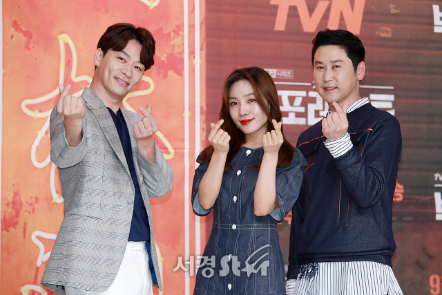 정상훈, 최희서, 신동엽이 tvN 불금시리즈 ‘빅 포레스트’ 제작발표회에 참석해 포토타임을 갖고 있다.